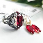 Срібні прикраси з гранатом,  Жіночий срібний комплект з гранатом (каблучка + сережки) - магічний блиск гранату